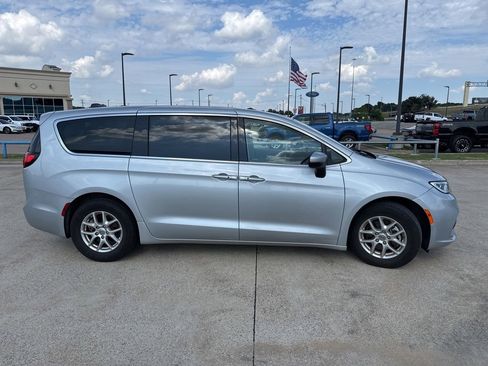 Used 2023 Chrysler Pacifica Touring-L FWD image 17