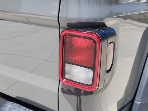 Used 2021 Jeep Gladiator Mojave AWD/4WD image 40