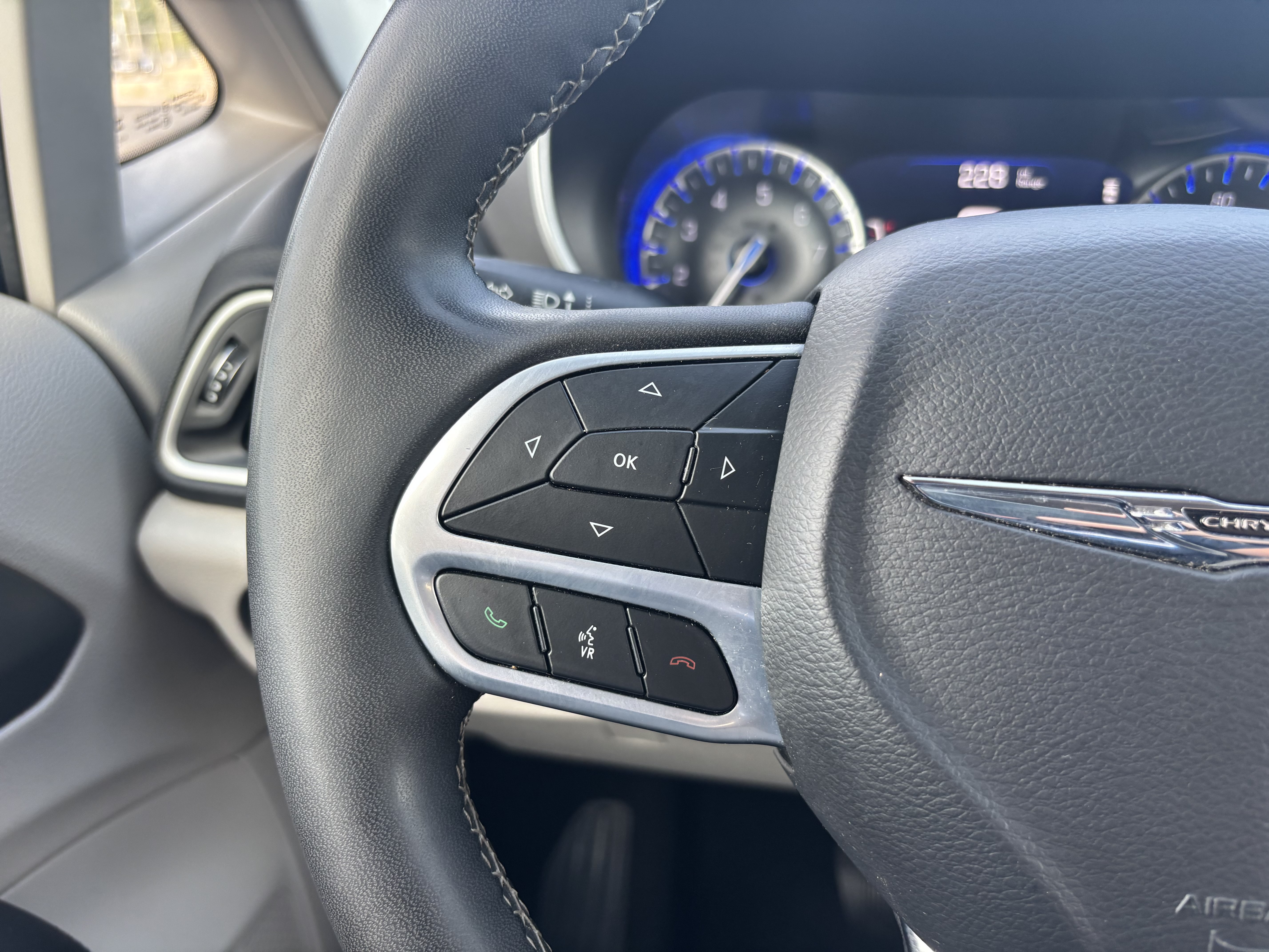 Used 2023 Chrysler Pacifica Touring-L FWD image 21