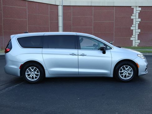 Used 2024 Chrysler Pacifica Touring-L FWD image 35