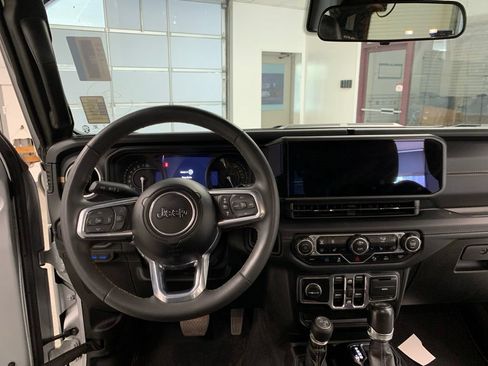 Used 2024 Jeep Wrangler Unlimited Sahara w/ Safety Group AWD/4WD image 8