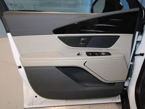 Used 2025 Lincoln Nautilus Premier image 5