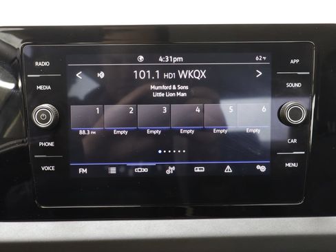 Used 2025 Volkswagen Jetta SE w/ Black Wheel Package image 9