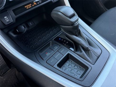 Used 2021 Toyota RAV4 LE image 17