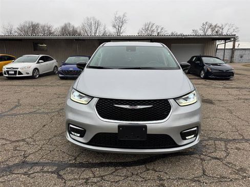 Used 2024 Chrysler Pacifica Touring-L FWD image 2