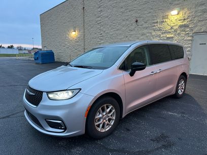 Used 2024 Chrysler Pacifica Touring-L