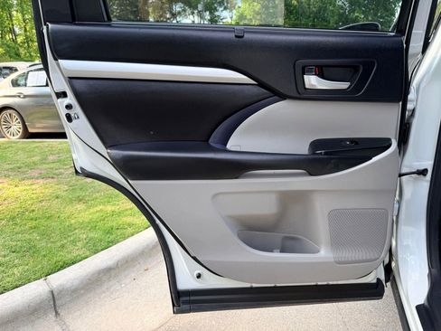 Used 2018 Toyota Highlander XLE FWD image 34