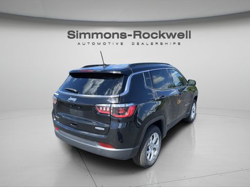 Used 2024 Jeep Compass Latitude AWD/4WD image 5