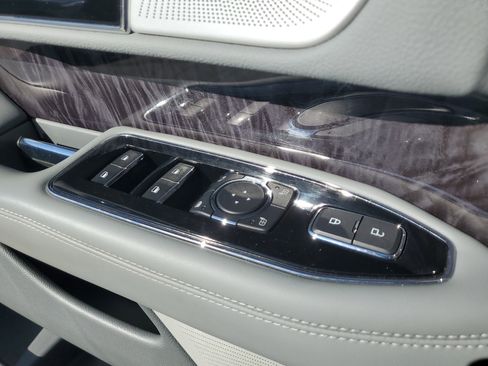 Used 2020 Lincoln Navigator Reserve w/ Luxury Package image 17