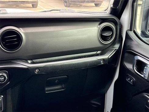 Certified 2021 Jeep Gladiator Willys image 17