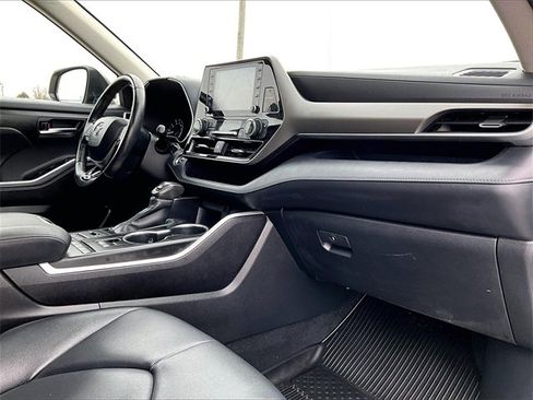 Used 2020 Toyota Highlander XLE image 13