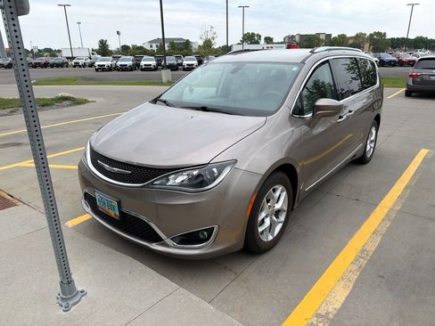Used 2017 Chrysler Pacifica Touring-L Plus FWD image 5