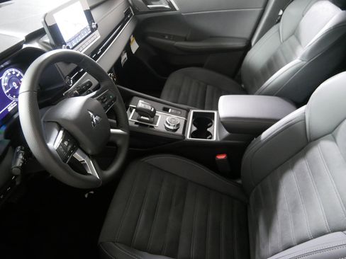 New 2025 Mitsubishi Outlander SE image 4