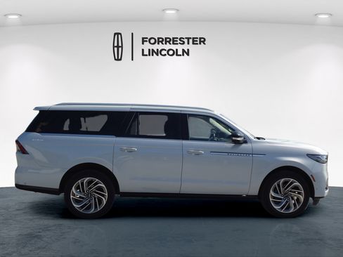 Used 2025 Lincoln Navigator L Reserve AWD/4WD image 2