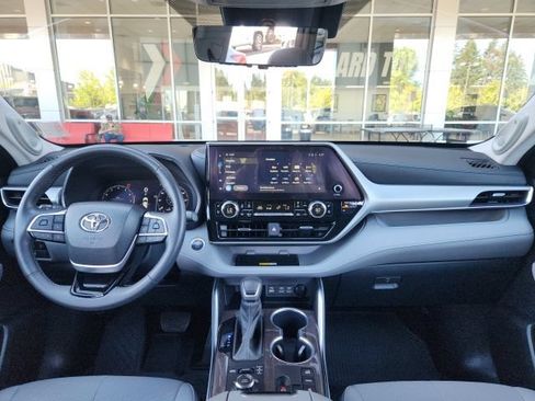 Certified 2024 Toyota Highlander Platinum AWD/4WD image 21