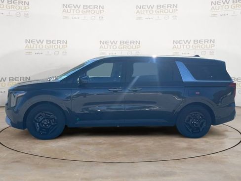 New 2026 Kia Carnival FWD image 2