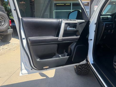 Used 2016 Toyota 4Runner SR5 AWD/4WD image 18