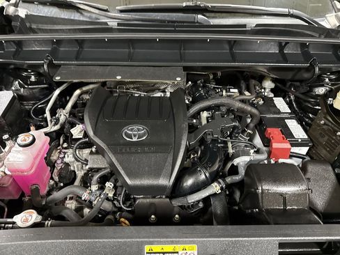 Used 2024 Toyota Highlander LE FWD image 24