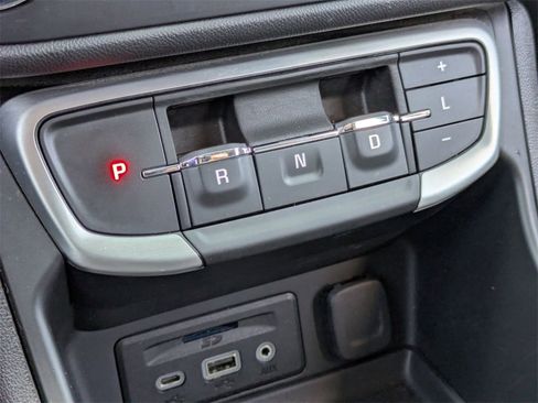 Used 2024 GMC Terrain SLT image 23