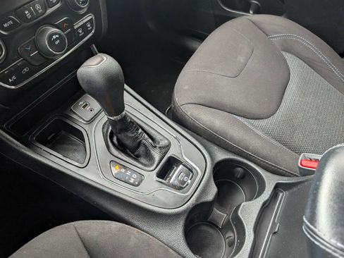 Used 2019 Jeep Cherokee Latitude w/ Popular Appearance Group image 20