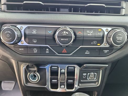 New 2025 Jeep Gladiator Sport image 22