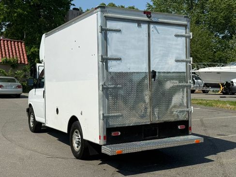 Used 2018 Chevrolet Express 3500 w/ Chrome Appearance Package RWD image 10