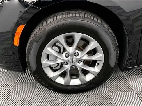 Used 2024 Chrysler Pacifica Touring-L image 10