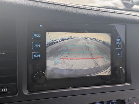 Used 2015 Toyota Sienna XLE Premium FWD image 7