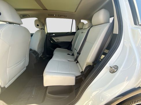 Used 2021 Volkswagen Tiguan SE w/ Panoramic Sunroof Package image 19