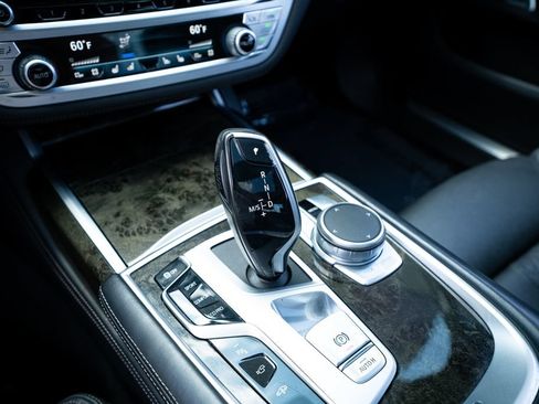 Used 2021 BMW 740i w/ M Sport Package RWD image 41