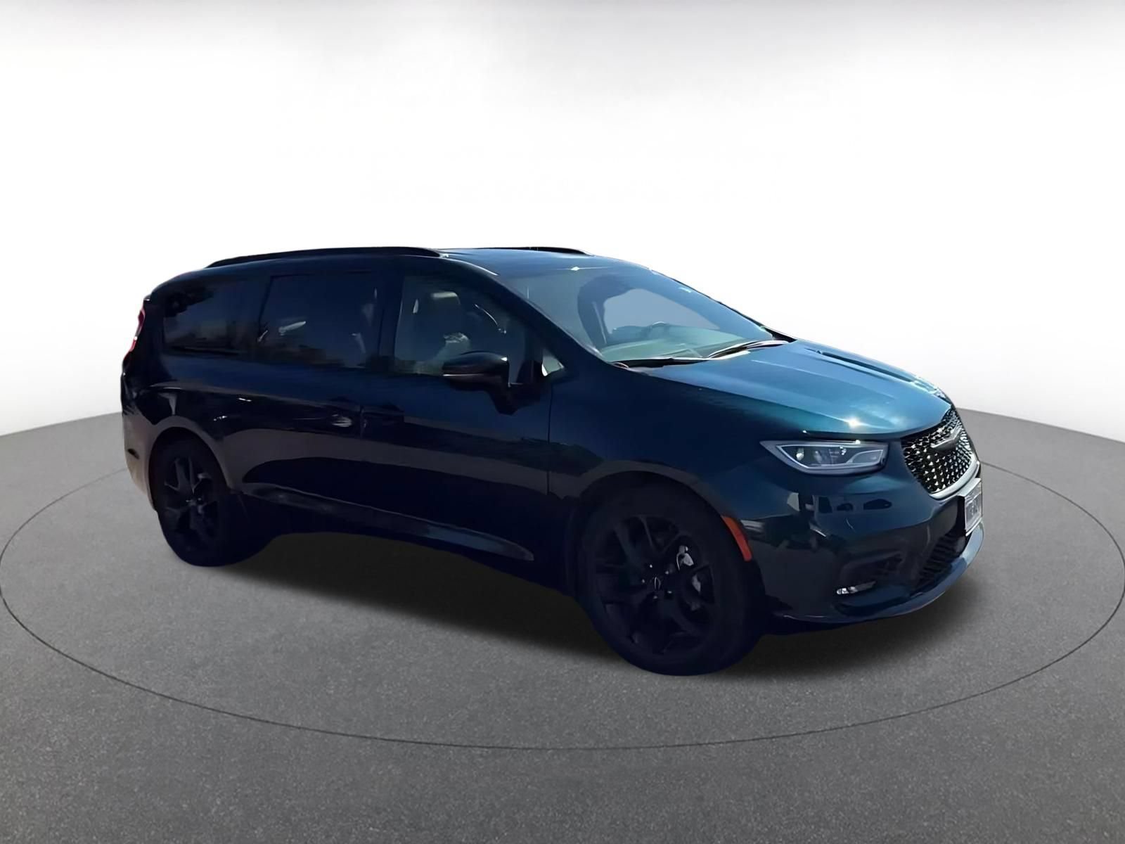 Used 2025 Chrysler Pacifica Limited FWD image 2