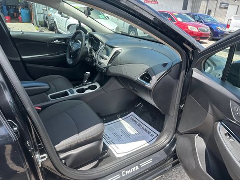 Used 2018 Chevrolet Cruze LS FWD image 12