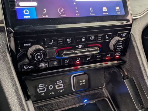 Used 2024 Jeep Grand Cherokee L Limited w/ Luxury Tech Group II image 17