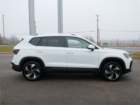 Certified 2025 Volkswagen Taos SE image 8