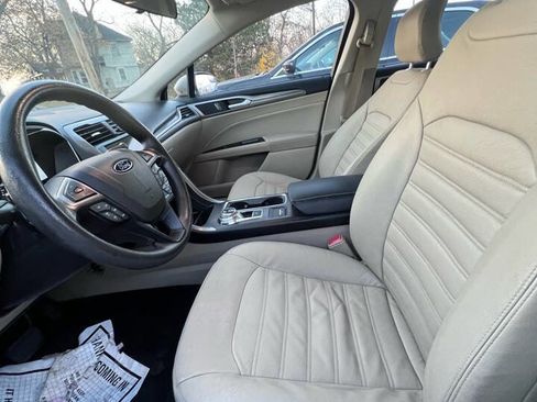 Used 2017 Ford Fusion SE w/ Fusion SE Technology Package image 6