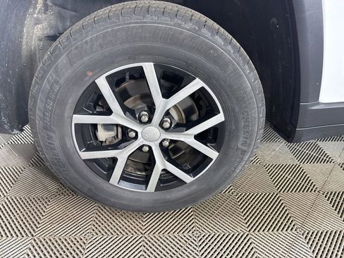 Used 2023 Jeep Grand Cherokee L Limited AWD/4WD image 41