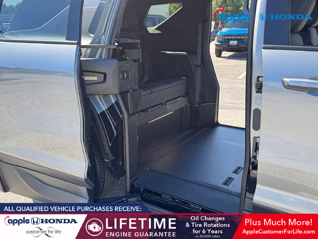 Used 2026 Chevrolet Traverse LT w/ Driver Confidence Package FWD image 27