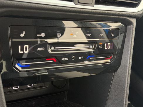Certified 2025 Volkswagen Taos SE FWD image 15