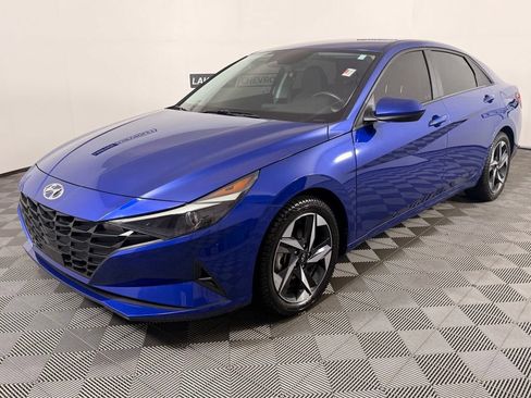 Used 2023 Hyundai Elantra SEL w/ Convenience Package FWD image 2