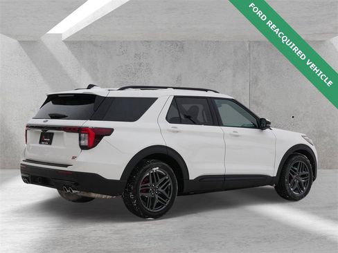 Used 2025 Ford Explorer ST image 3