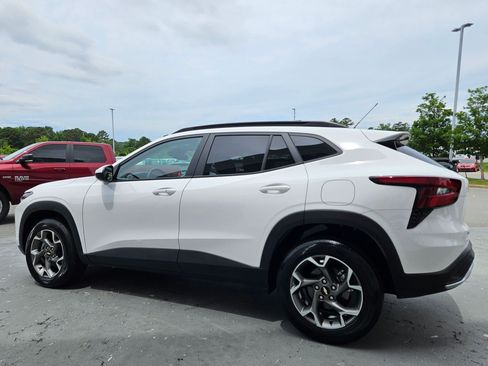 Used 2025 Chevrolet Trax LT w/ LT Convenience Package FWD image 5