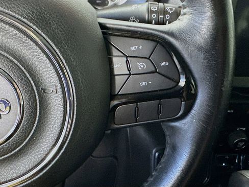 Used 2019 Jeep Renegade Altitude w/ UConnect 8.4 Nav Group FWD image 27