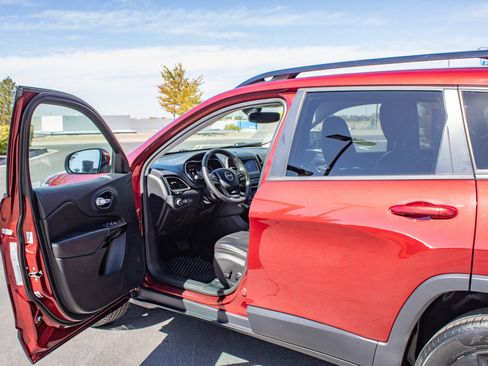 Used 2019 Jeep Cherokee Latitude Plus AWD/4WD image 24