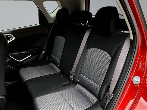 Used 2025 Kia Soul LX w/ LX Technology Package FWD image 22
