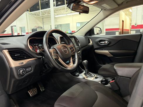 Used 2017 Jeep Cherokee Latitude w/ Cold Weather Group AWD/4WD image 20