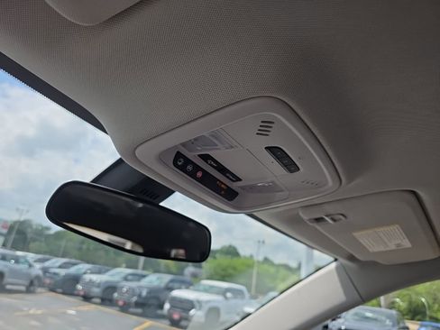 Used 2018 Chevrolet Traverse LT FWD image 30