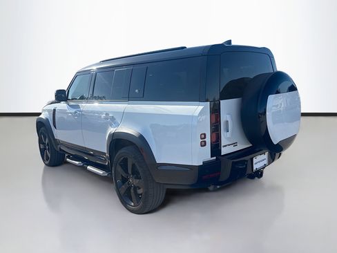 Used 2023 Land Rover Defender 130 X-Dynamic SE image 3