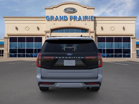 New 2025 Ford Expedition Platinum w/ Driver's Package image 5