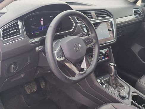 Used 2022 Volkswagen Tiguan SE image 2