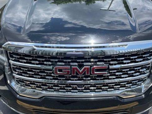 Used 2021 GMC Acadia Denali w/ Denali Technology Package FWD image 3